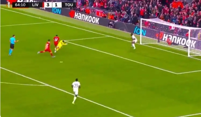 Ryan Gravenberch makes a beautiful play in the video after Darwin Nunez hits the post in front of the Kop.