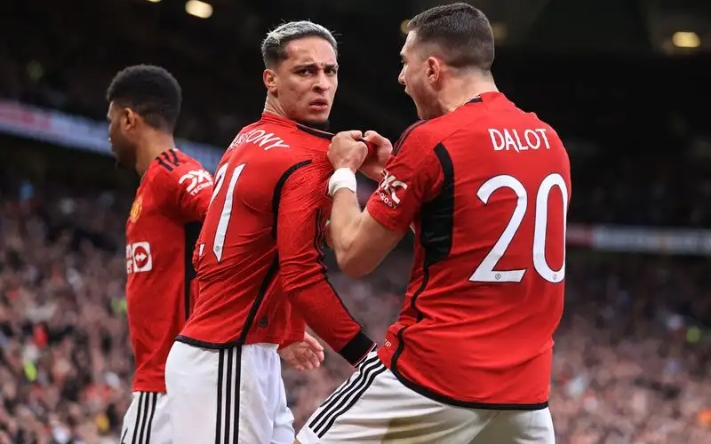 Erik ten Hag ‘had heated exchange’ with player in Liverpool win amid Kevin De Bruyne injury news